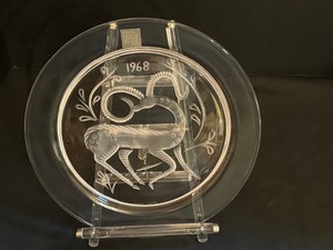 lot 40 image: Vintage Lalique 1968 Crystal Plate