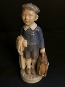 lot 39 image: Vintage Royal Coppenhagen 4528 Figurine