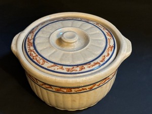 lot 33 image: Vintage Red Wing Sponge Band Lidded Casserole Dish