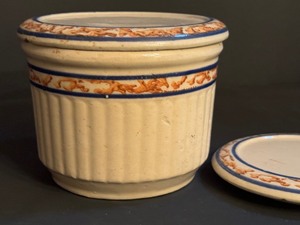 lot 31A image: Vintage Red Wing Sponge Band Lidded Dish and Extra Lid