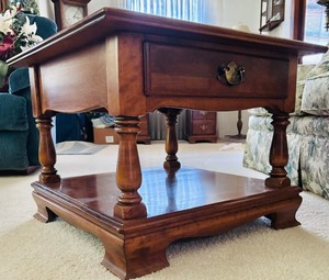 lot 127 image: Gorgeous Ethan Allen Heirloom Nutmeg Maple Colonial Early American Square Accent End Table