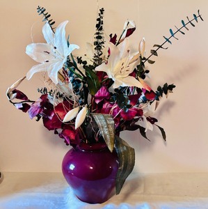 lot 128 image: Elegant Pink, White and Purple Beauty Centerpiece