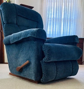 lot 129 image: Cozy Blue Pinnacle Reclina-Rocker by La-Z-Boy