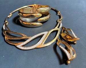 lot 121 image: Vintage Runway Deco Monet Collar Necklace, Matching Earrings and Gold Plated Bracelet
