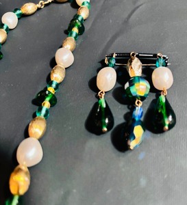 lot 110 image: Vintage Green, Yellow and Pearl Beaded Necklace and Brooch