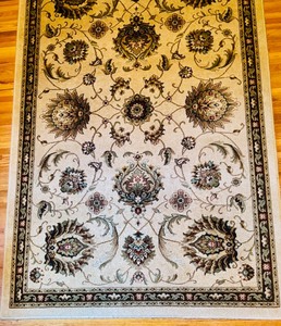 lot 105 image: Beautiful 100% New Zealand Wool Rug Sphinx by Oriental Weavers