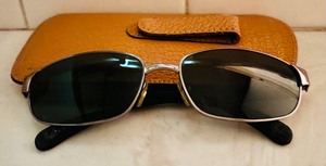 lot 82 image: Vintage Pair of Black Ray Ban Sunglasses with Case