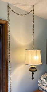 lot 139 image: Charming Vintage Chain Lamp