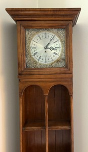 lot 22 image: Beautiful Vintage Clock Shelf by Butler