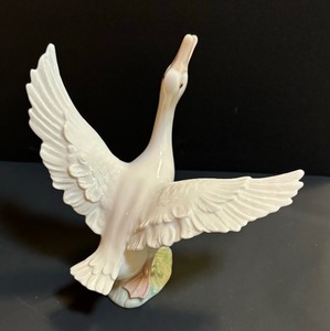 lot 140 image: Duck Running Figurine by Lladro