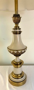 lot 143 image: Beautiful Brass Accented Vintage Lamp