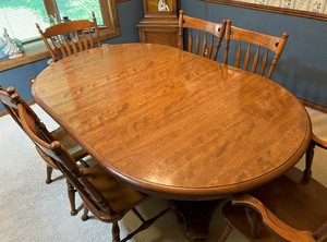 lot 5 image: Vintage Dining Room Table and Chairs