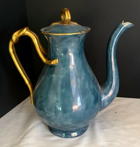 lot 158 image: Five Vintage Teapots by Georges Briard, Wedgwood, Pfaltzgraff and More