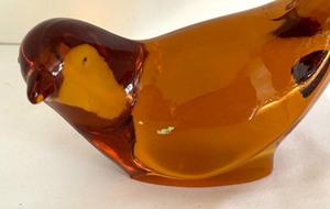 lot 162 image: Vintage Fenton Amber Glass Bird Figurine