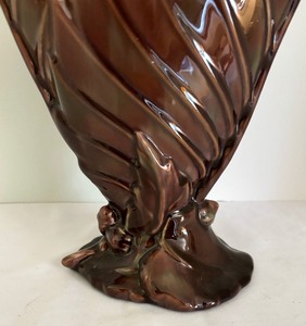 lot 169 image: Vintage Royal Haeger Leaf Fan Vase