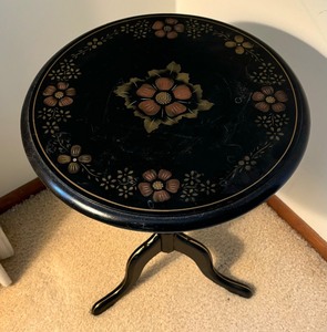 lot 170 image: Pretty and Petite Accent Table