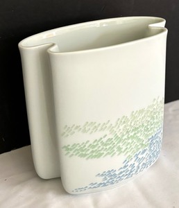 lot 218 image: Thomas Vase