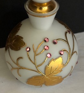 lot 224 image: Pretty Vintage Perfume Bottle