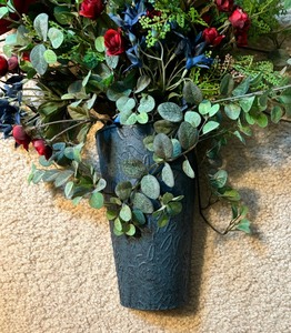 lot 225 image: Wonderful Wall Mount Faux Floral Decor