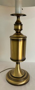 lot 227 image: Lovely Vintage Table Lamp