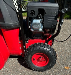 lot 17 image: Power Smart DB7624E Snowblower