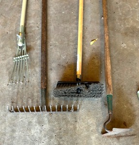 lot 288 image: Long Handled Tool Lot