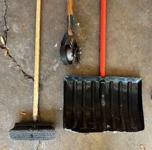 lot 290 image: More Long Handled Tools