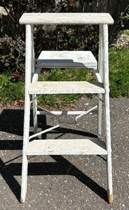 lot 295 image: White Step Stool
