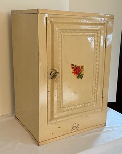 lot 323 image: Charming Vintage Metal Pie Safe