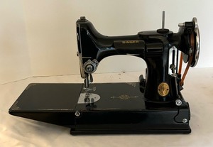 lot 325 image: Vintage Singer Featherweight Sewing Machine
