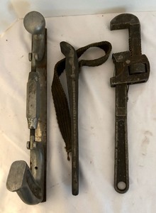 lot 326 image: Variety of Vintage Tools