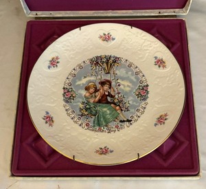 lot 328 image: Royal Doulton Valentines Day Collectors Plate