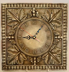 lot 252 image: Resign Clock and Mirrored Decor