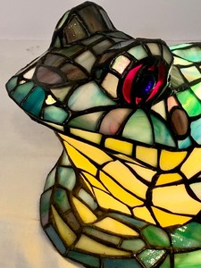 lot 253 image: Amazing Lighted Stained Glass Frog Lamp