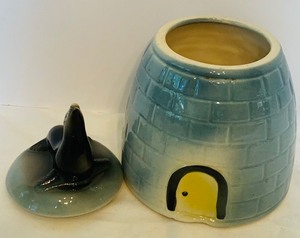 lot 266 image: Vintage American Bisque Seal on Igloo Cookie Jar Vintage Cookie Jar