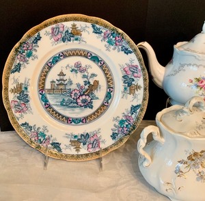 lot 275 image: Variety of Vintage Floral China Dishes