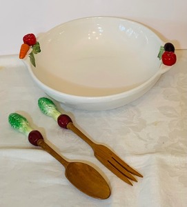 lot 189 image: Vintage Vegetable Motif Serving Dishes