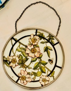 lot 192 image: Variety of Stained Glass Pieces and Plastic Trivet