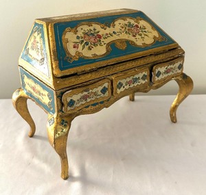 lot 335 image: Lovely Vintage Music Box