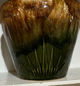 lot 399 image: Vintage USA Pottery Planter