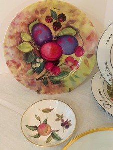 lot 350 image: Variety of Vintage Fruit Themed Plates