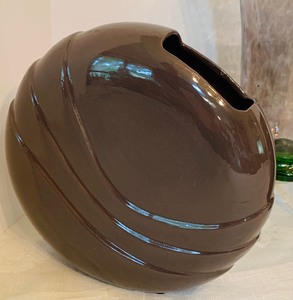 lot 358 image: Five Beautiful Glass and Ceramic Vases