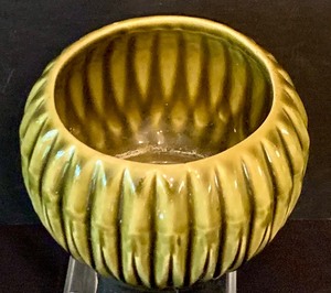 lot 363 image: Vintage McCoy Ribbed Jardiniere 685 Planter Vase
