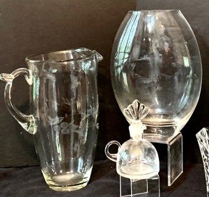 lot 364 image: Pretty Vintage Crystal Clear Glass Collection of Vases and More