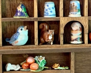 lot 366 image: Vintage Wall Hanging Display Box with Small Collectables