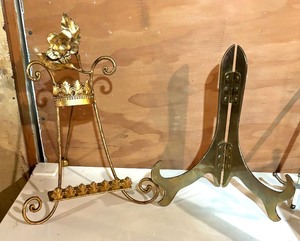 lot 439 image: Variety of Vintage Display Stands