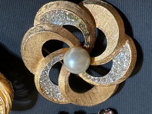 lot 200 image: Variety of Vintage Brooches