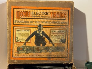 lot 462 image: Vintage Lionel Train Cars and Track