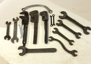 lot 465 image: Variety of Vintage Wrenches