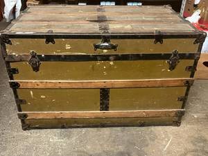 lot 2 image: Vintage Steamer Trunk-36x21x23